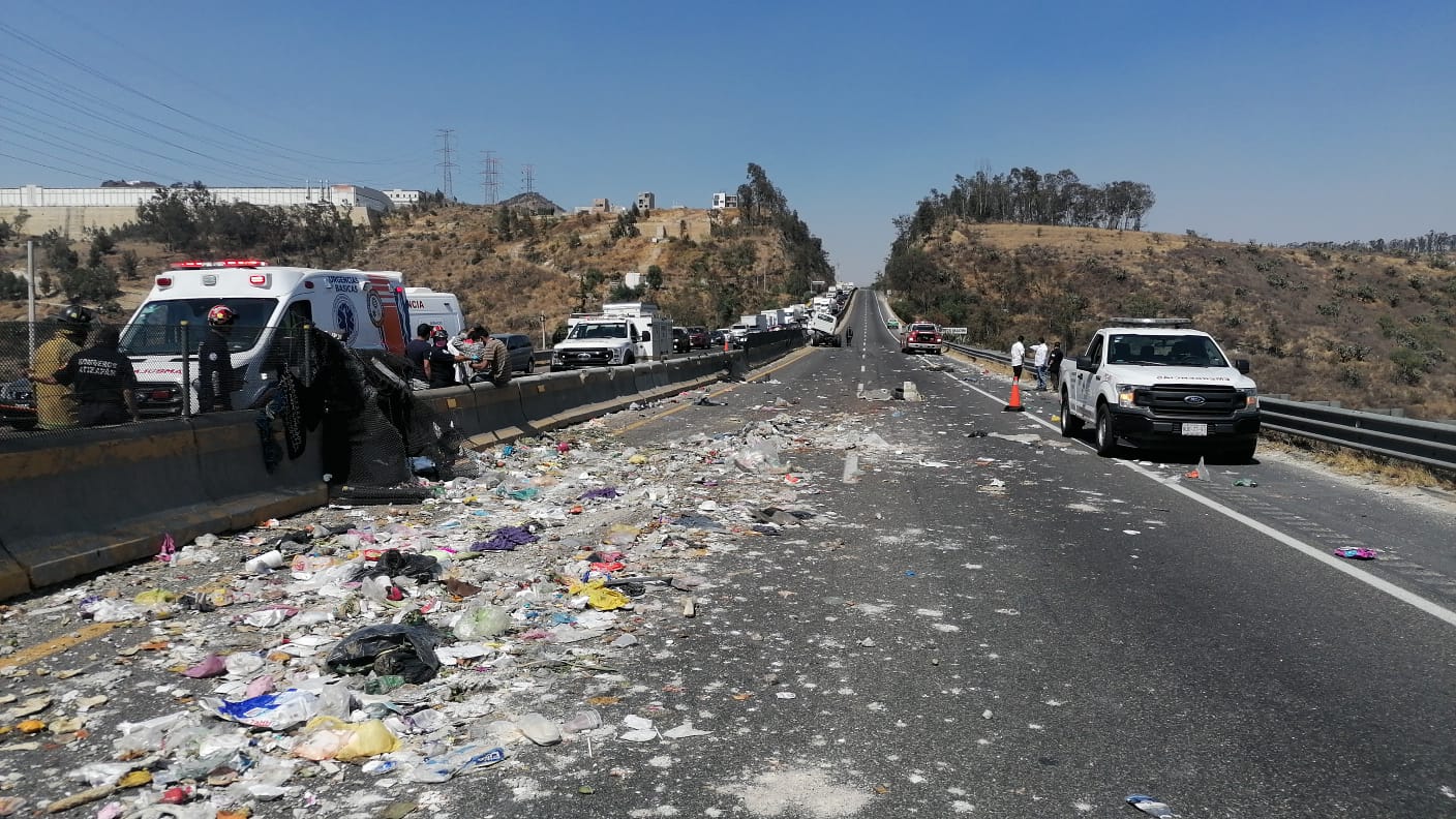 Deja volcadura dos personas sin vida en la Chamapa Lechería Capital