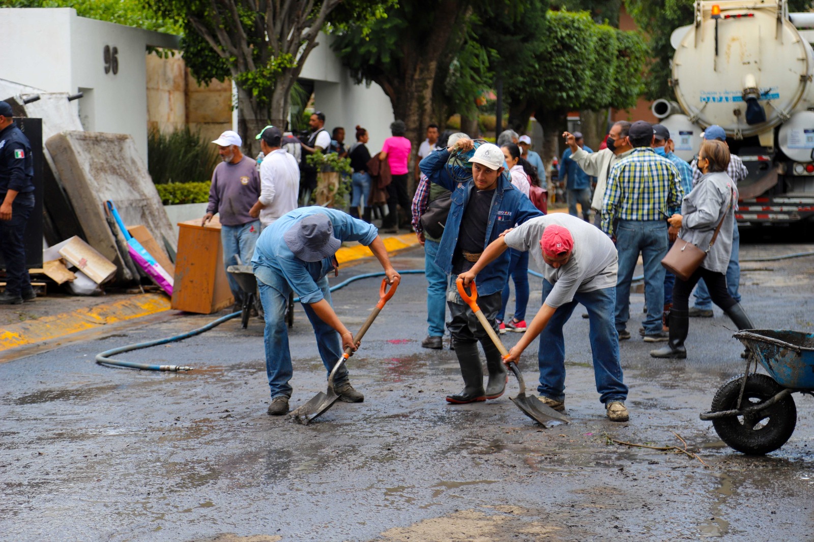 Grupo Tláloc brinda atención en zonas afectadas por lluvia en Naucalpan