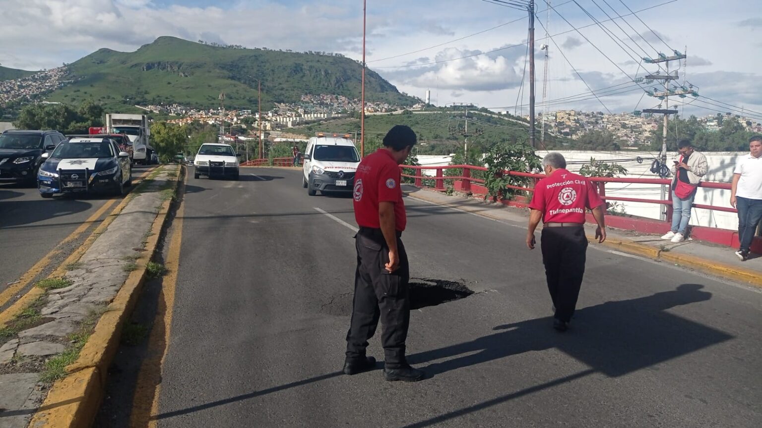 Aparece socavón en Tlalnepantla cierran vialidad Norte Sur Capital