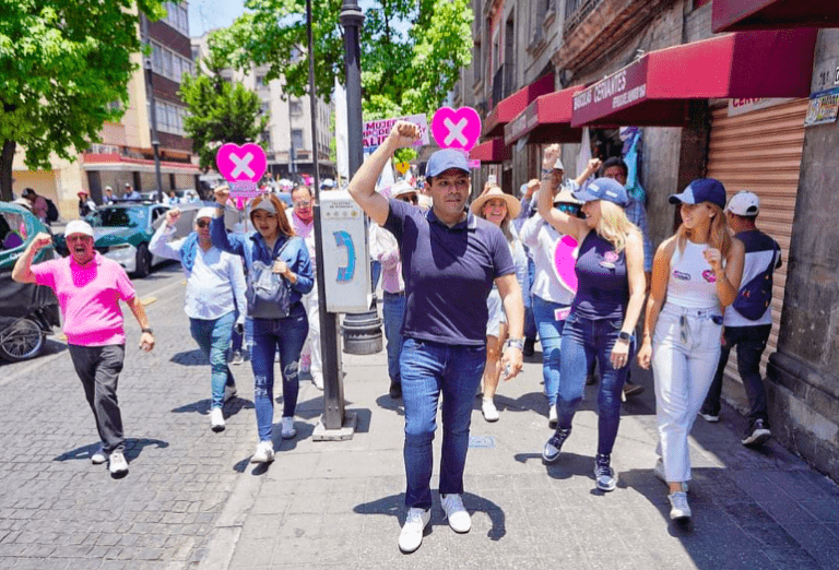 Vargas Del Villar Acudi A La Marea Rosa Por La Defensa De La