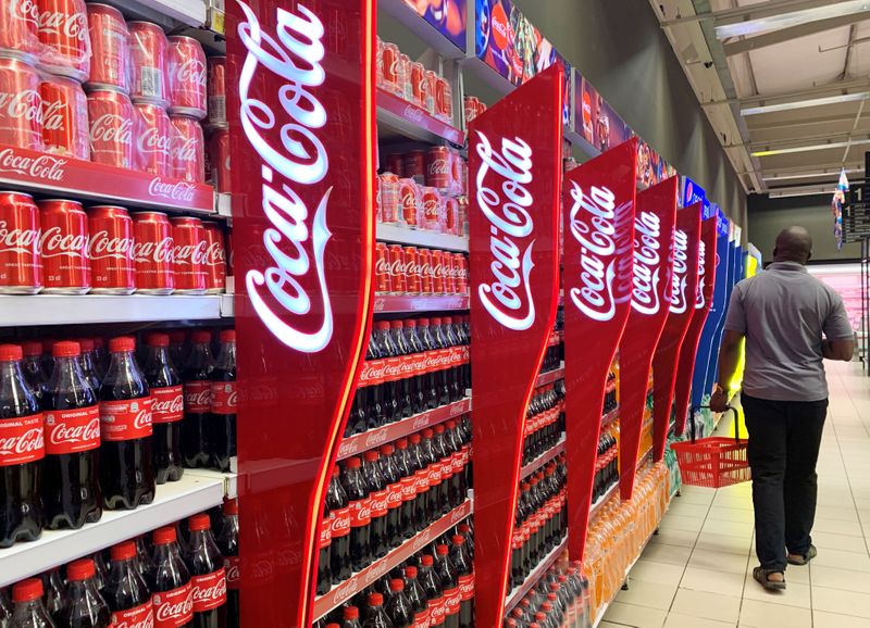 Resultados de CocaCola superan estimaciones por mejores ventas tras